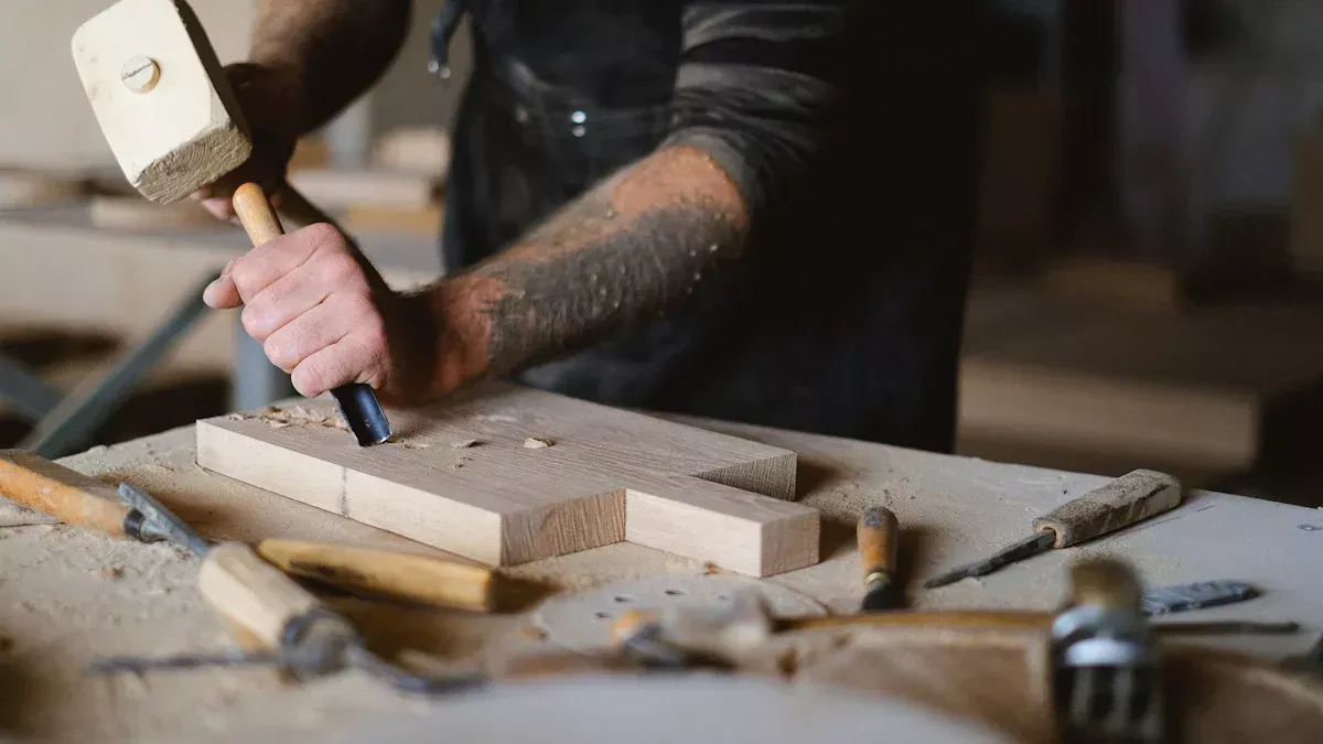 كيفية صنع تخفيضات نظيفة ودقيقة مع إزميل