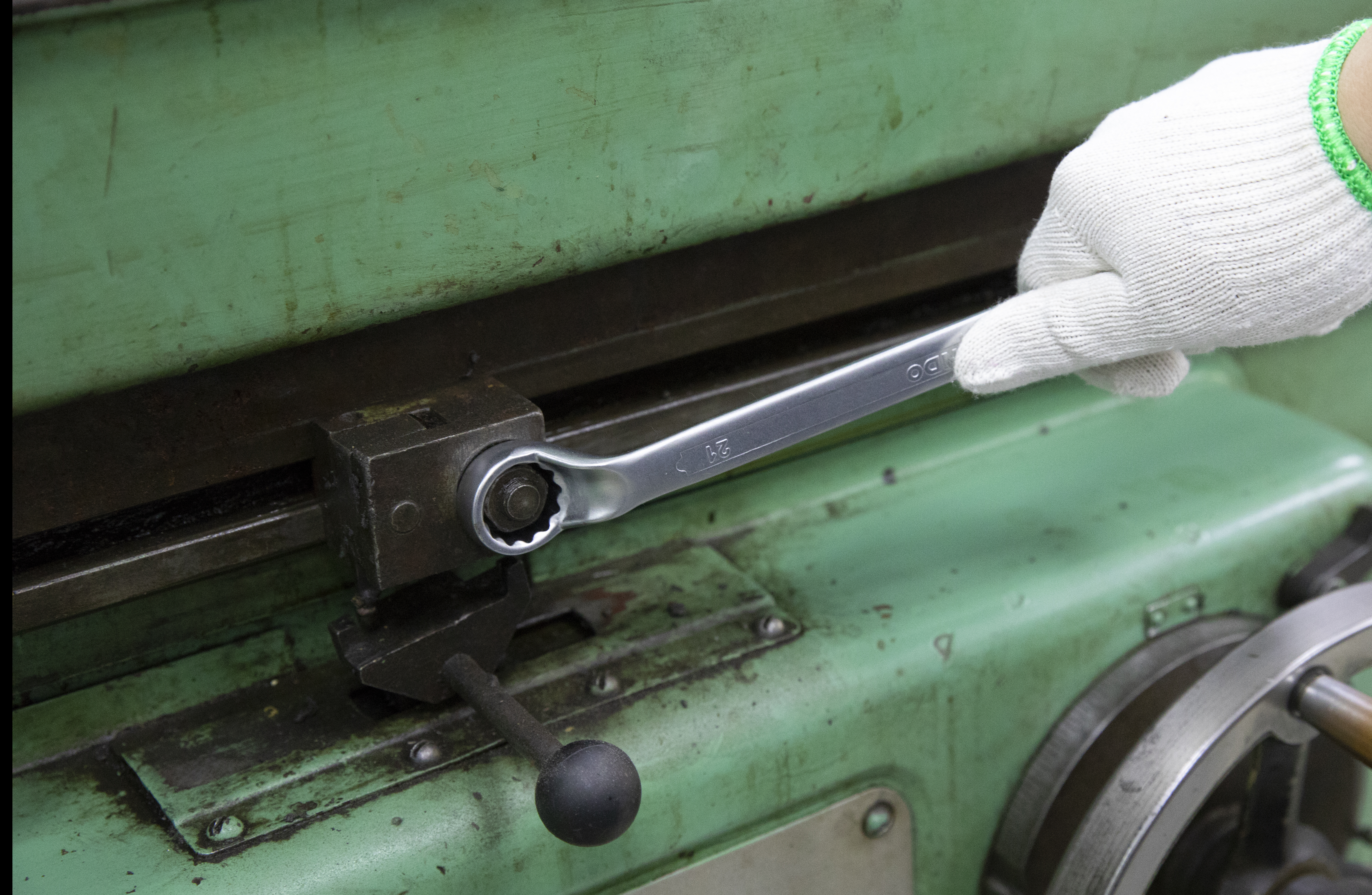 ما هي خطوات استخدام المفكات المركبة؟ 